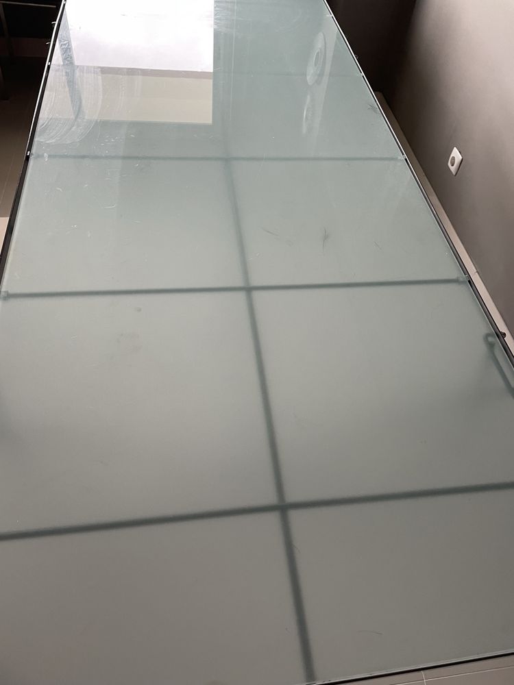Mesa de cozinha com tampo em vidro
