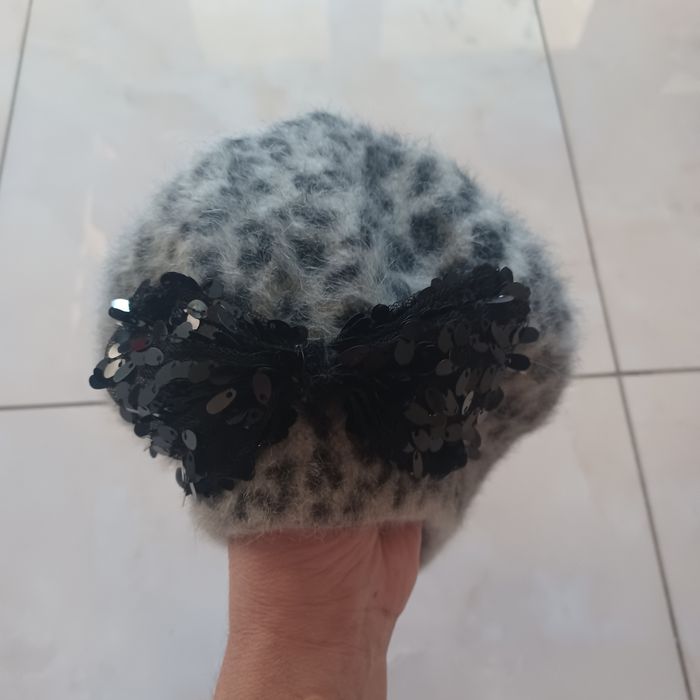 Beret z angory w panterkę z cekinami M/ L