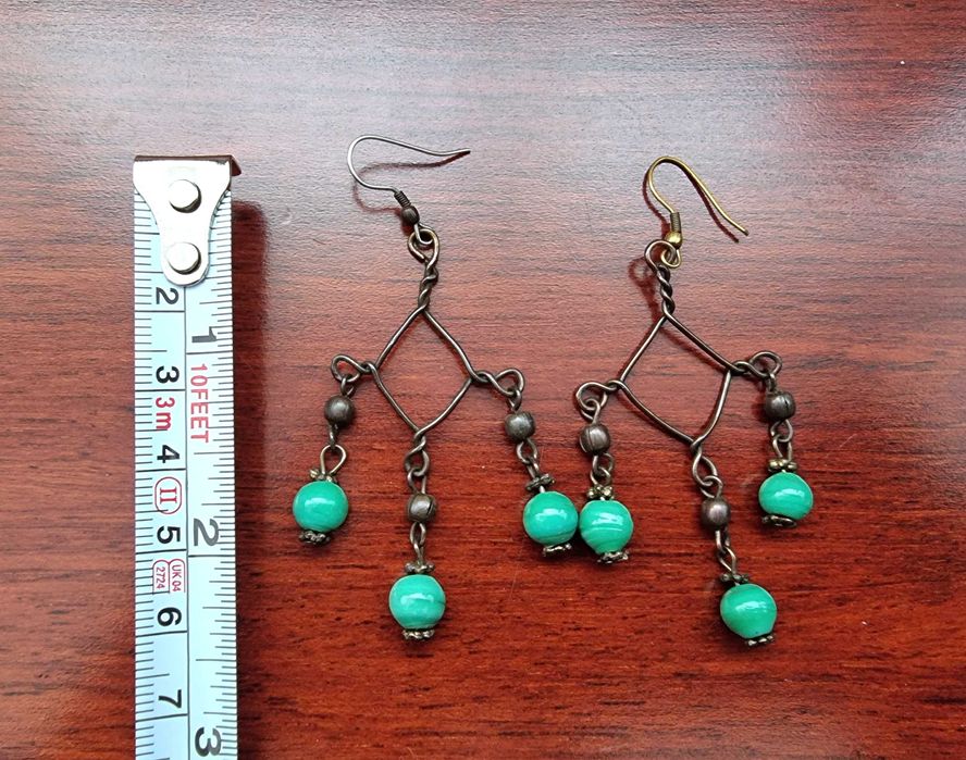 Brincos escuros com bolas verdes