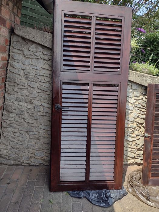 Sprzedam okiennice drewniane na drzwi i okno zewnetrzne uzywane