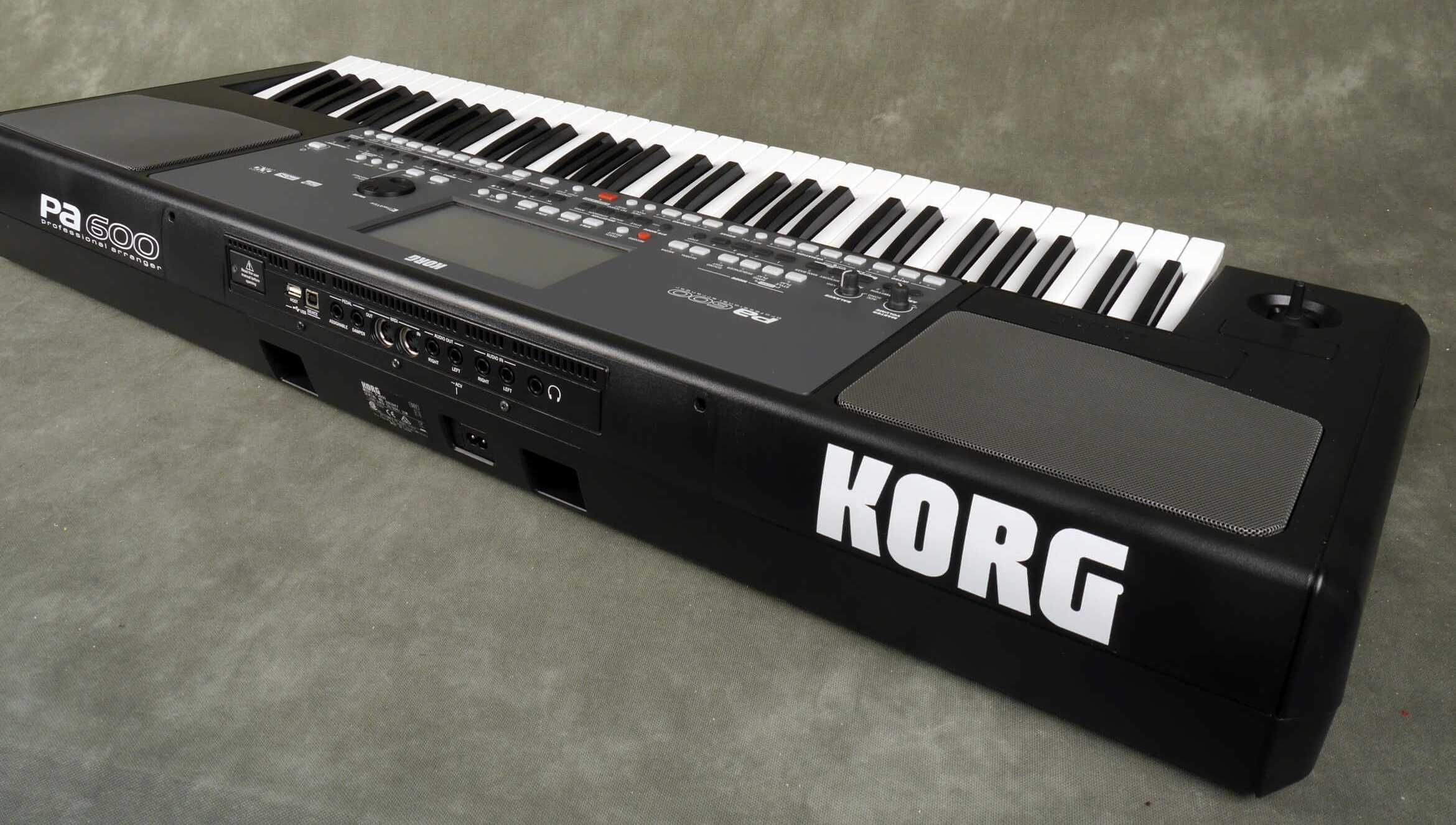 Korg PA600 selado por estrear com garantia 3 anos e fatura em seu nome