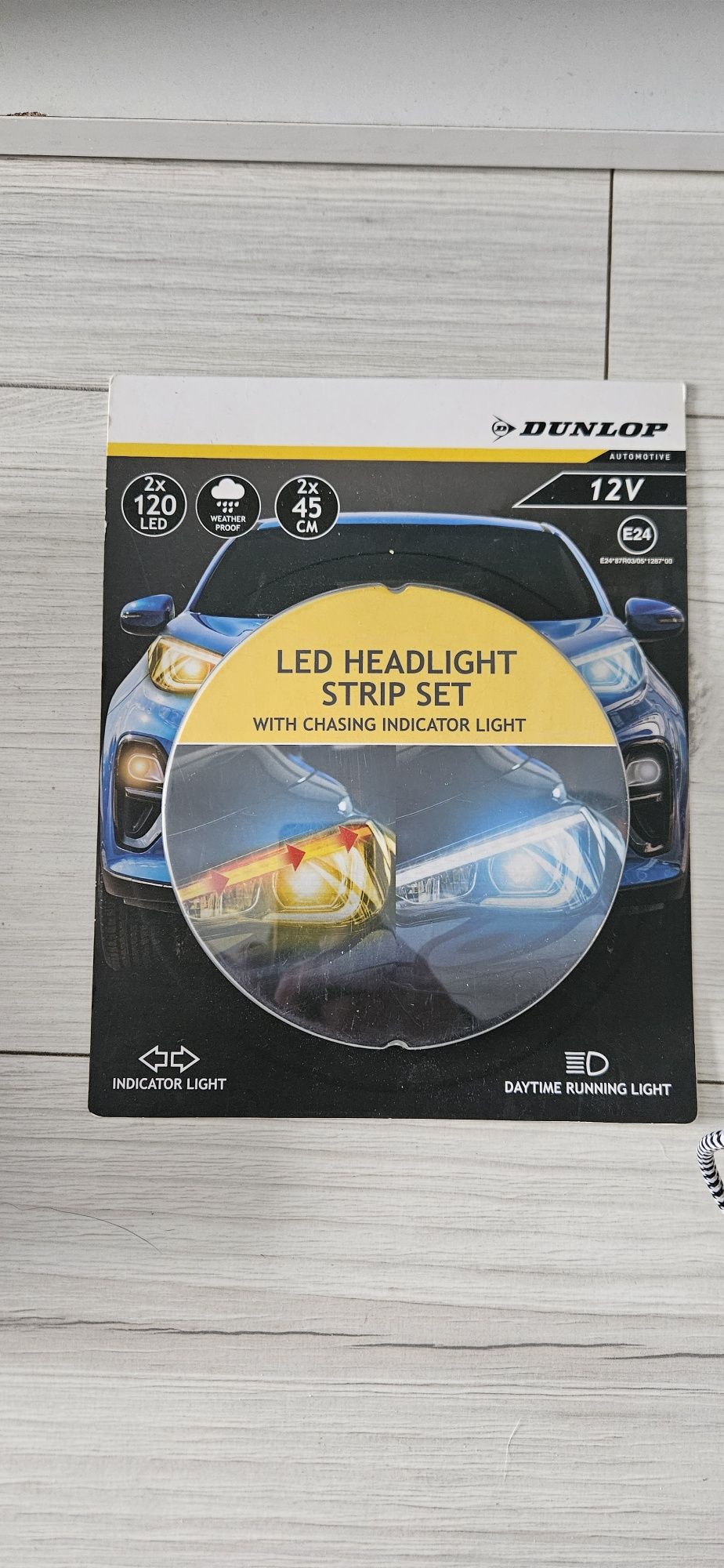 Reflektor samochodowy LED z kierunkowskazami Dunlop
