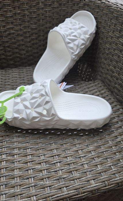 Жіночі шльопанці Crocs Classic Geometric Slide v2 209608-100