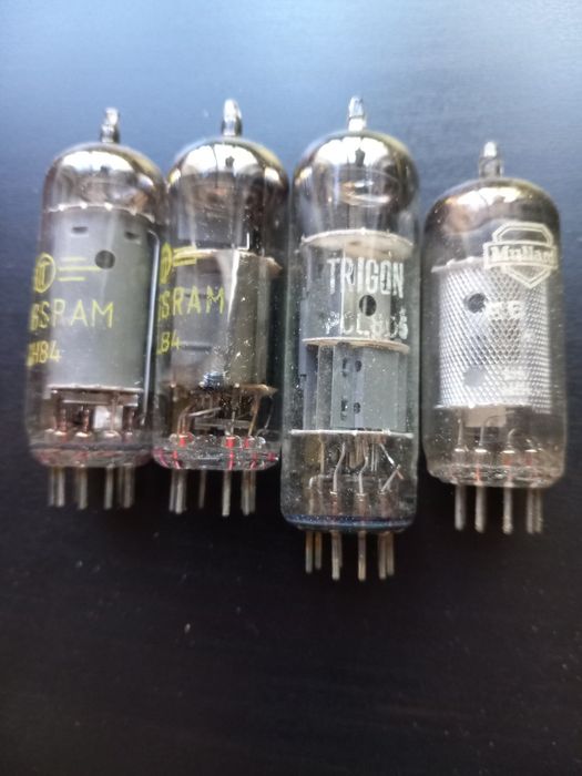 Caixa mais de uma centena válvulas antigas de rádio e TV.