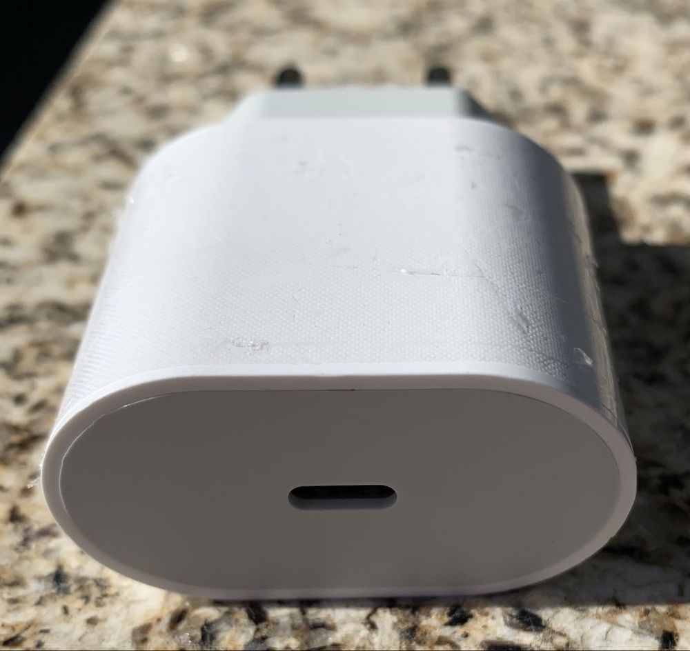 Carregador fast charging USB-C 20W para telemóvel / tablet