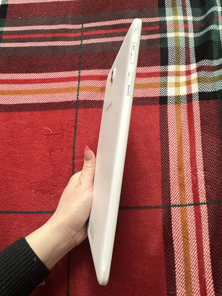 Продам планшет Samsung SM-T560
