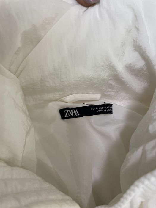Пуховик біло-молочний бренд  Zara