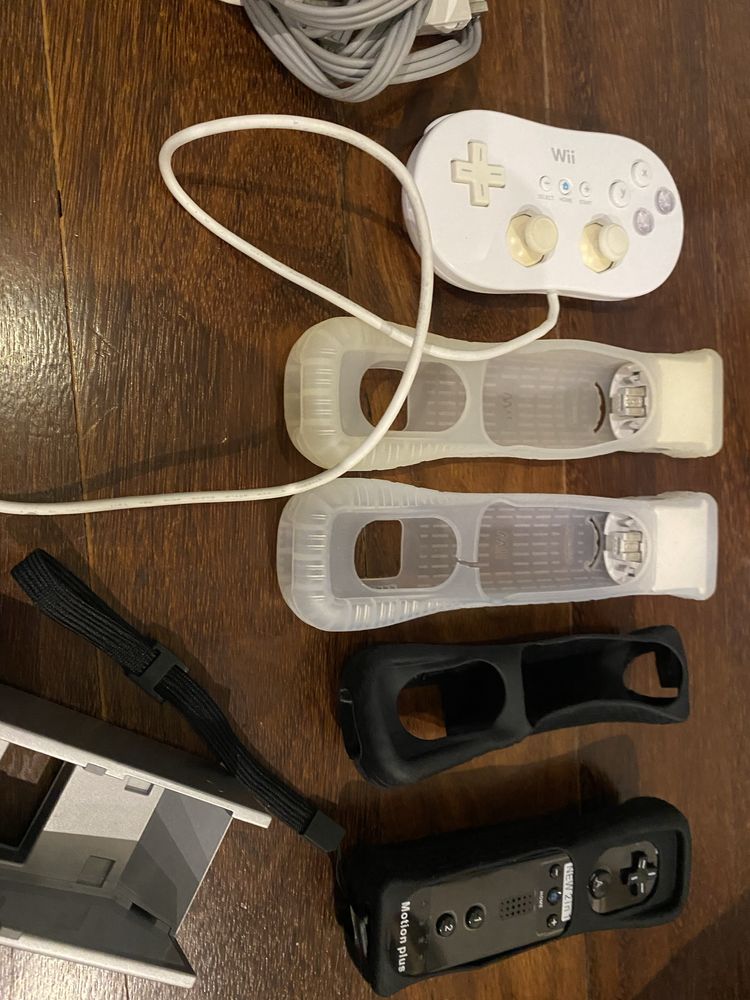 Nintendo Wii branca + 5 jogos + 5 comandos + HDMI + acessórios