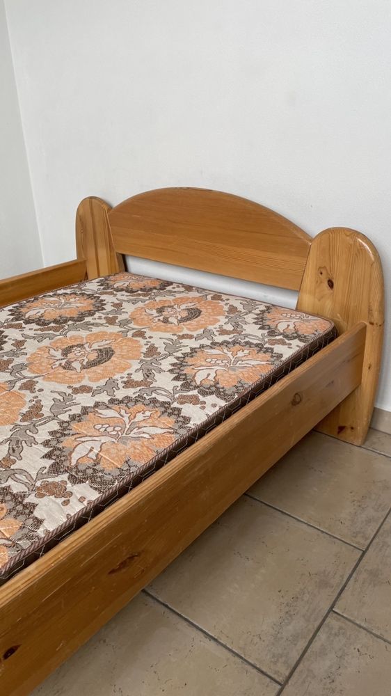 Łóżko z materacem 100 cm