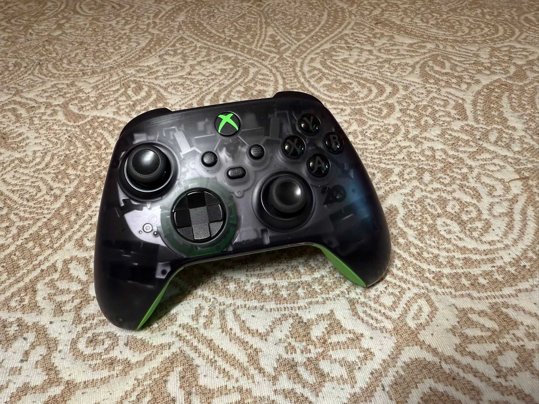 Ігровий комплект XBOX ONE X з додатковим джойстиком та іграми