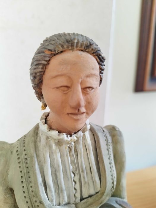 Dama  antiga ricamente vestida assinada