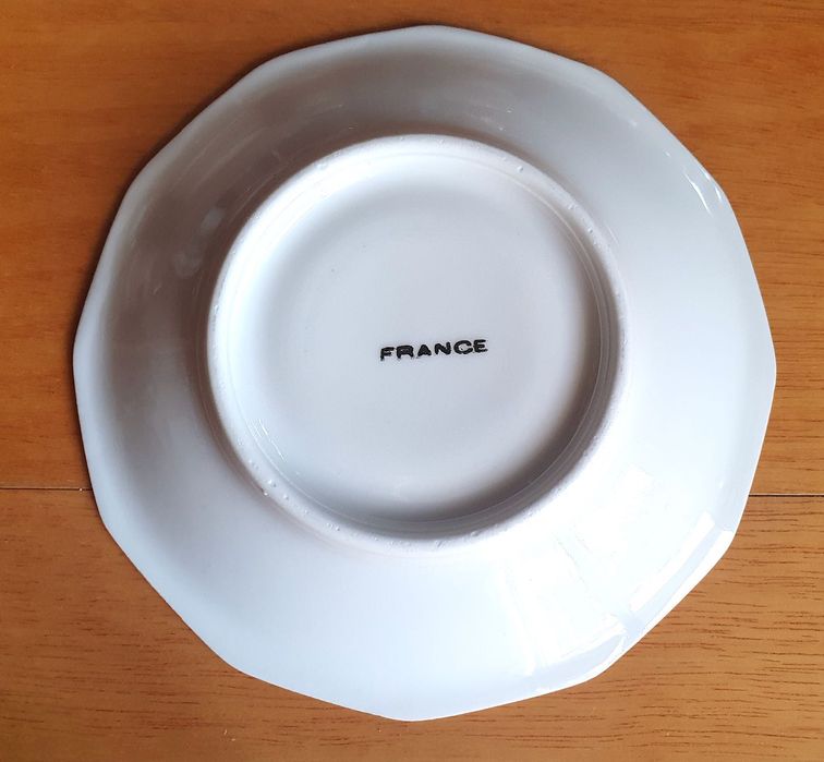 Dez pires de porcelana branca com detalhes em ouro