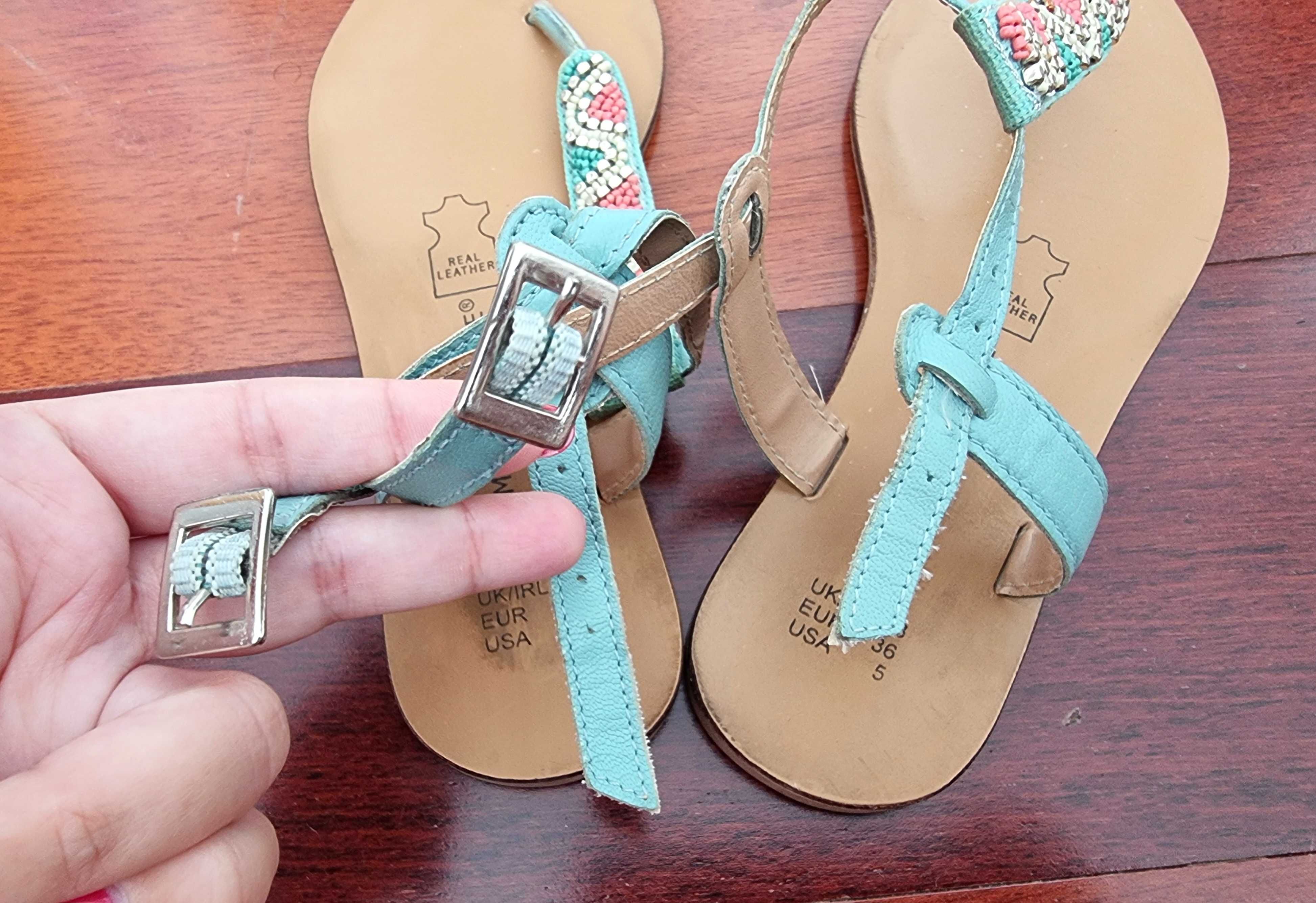 Sandálias rasas com detalhe azul esverdeado Primark, tamanho 36
