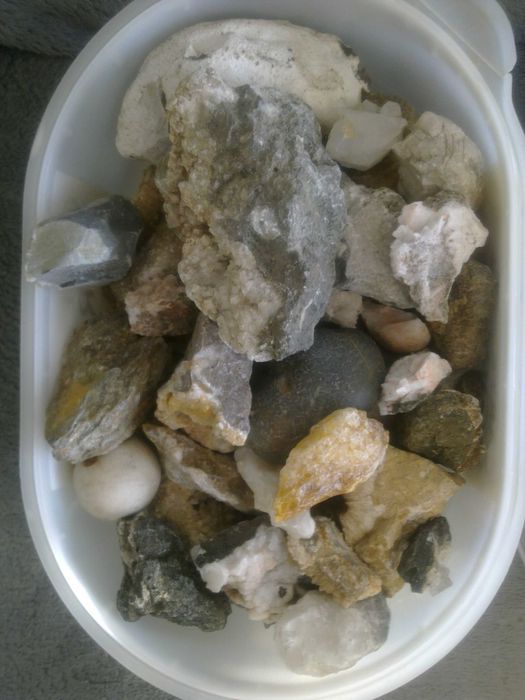 Kamienie szlachetne, minerały, kryształy.