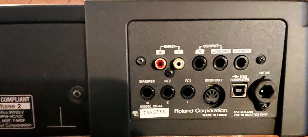 Piano digital Roland RD 64 com Case