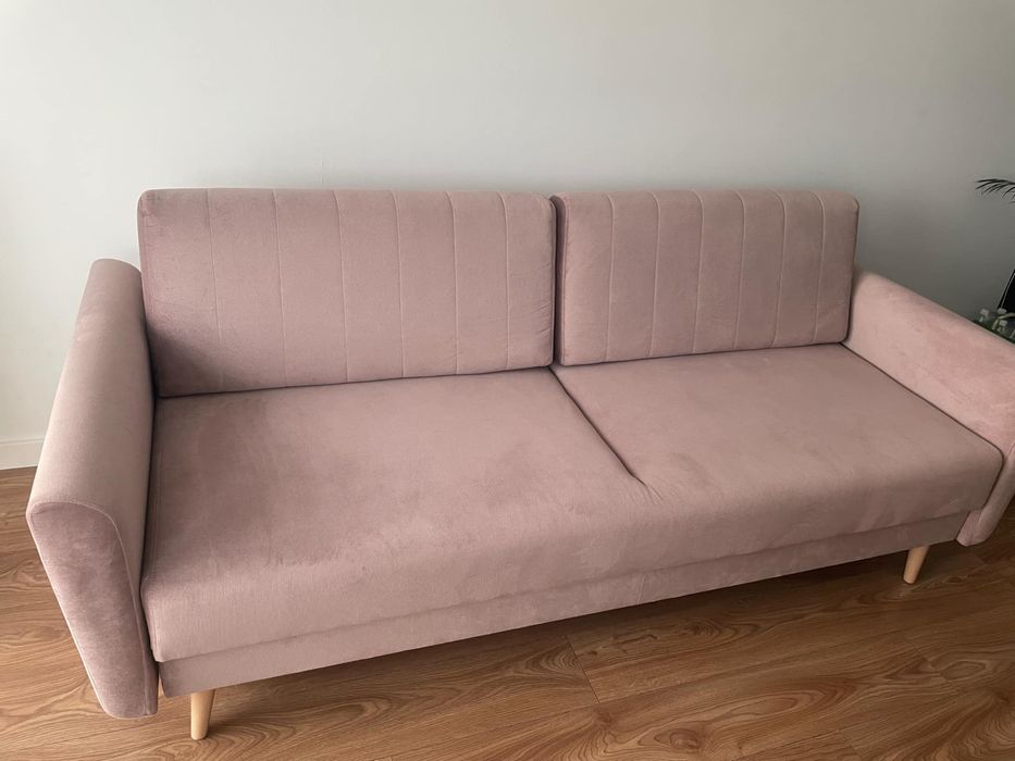 Elegancka kanapa z funkcja spania i pojemnikiempudrowy róż Agata meble