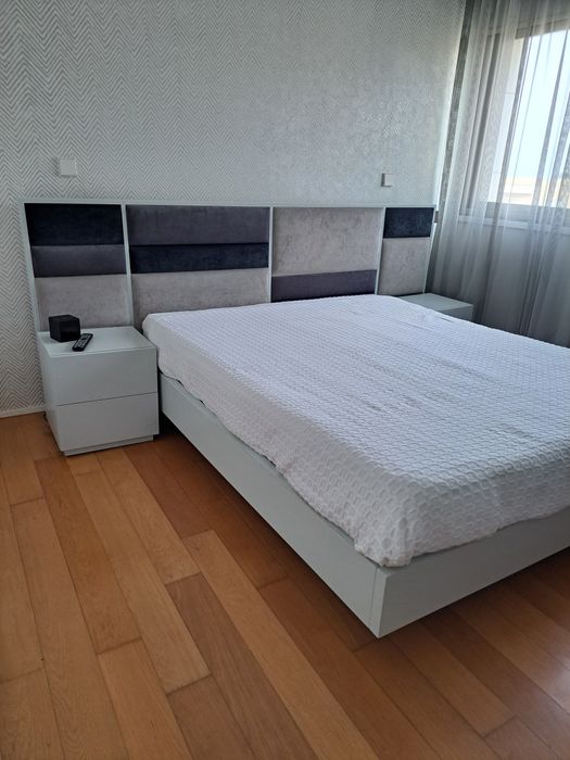 Vendo cama de casal e mesas de cabeceira