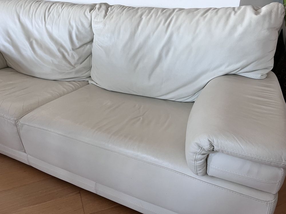 Sofa de pele, bastanto largo e espacoso