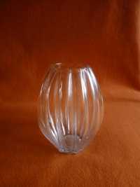 duży szklany wazon przezroczysty