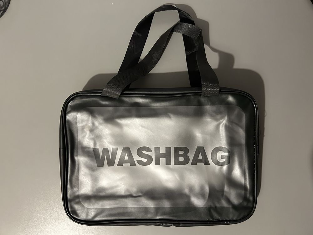 Czarna kosmetyczka washbag