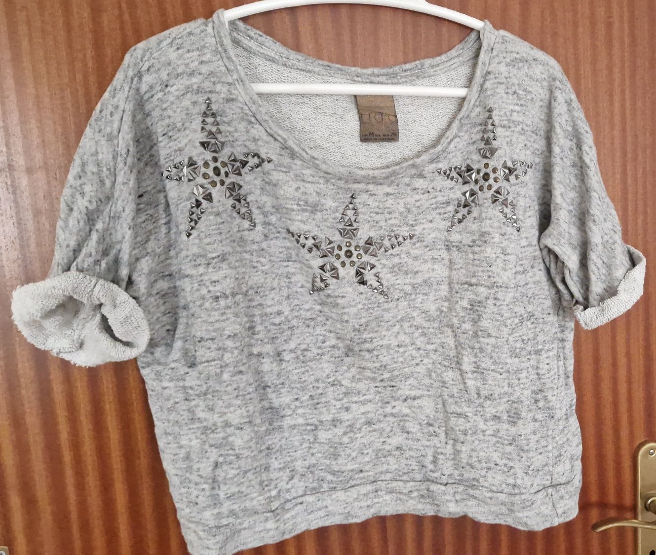 Camisola de manga curta cinzenta com estrelas