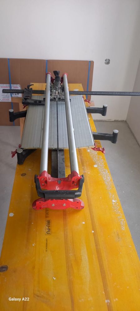Maquina de cortar azulejo da  Rubi TZ-1020