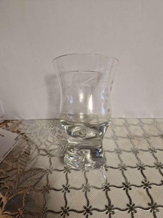 Szklanka koktajlowa z PRL z szlifowanym wzorem.