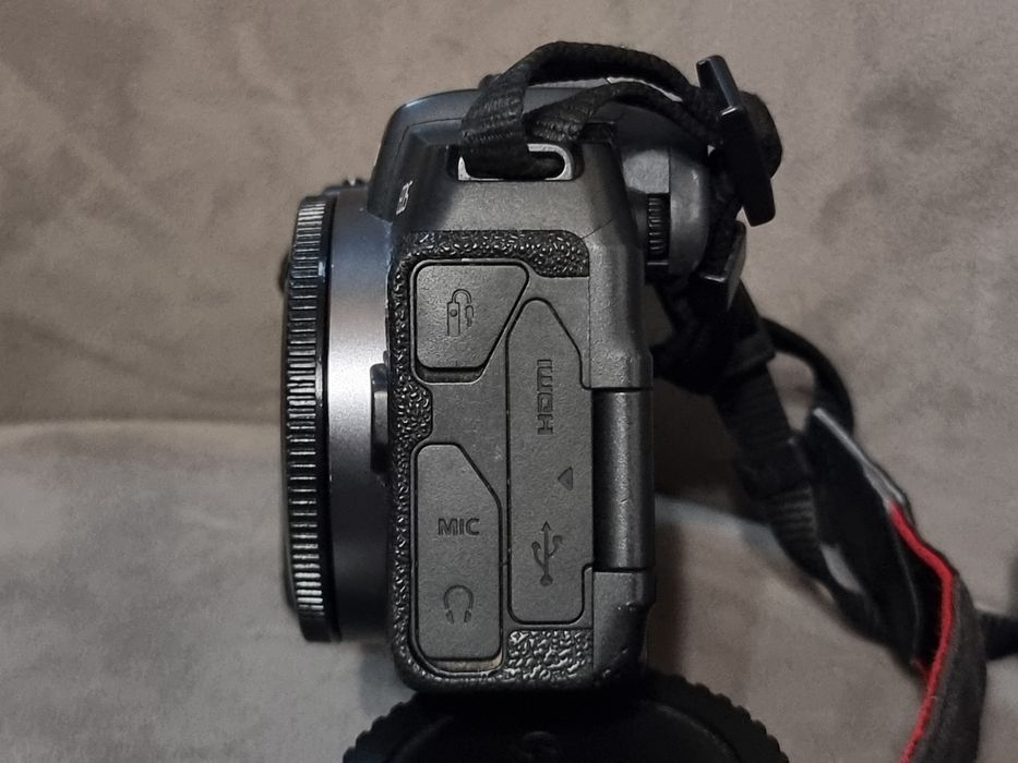 Canon EOS RP з адаптером EF-EOS R, обєктивом-заглушкою.