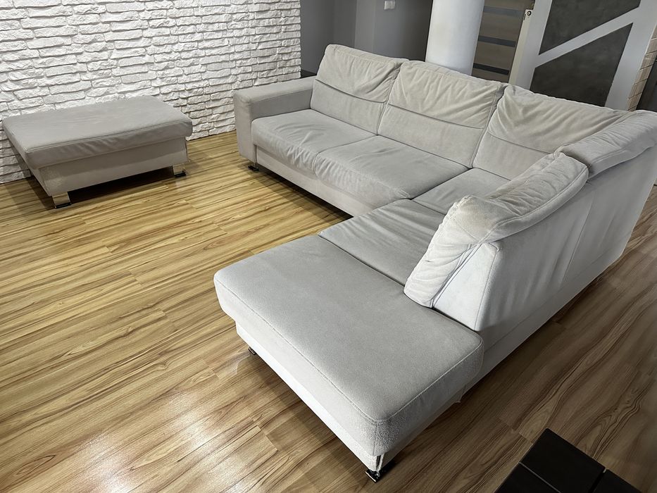 Narożnik z funkcją spania z pufą