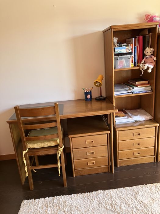 Secretária com estante de apoio e cadeira