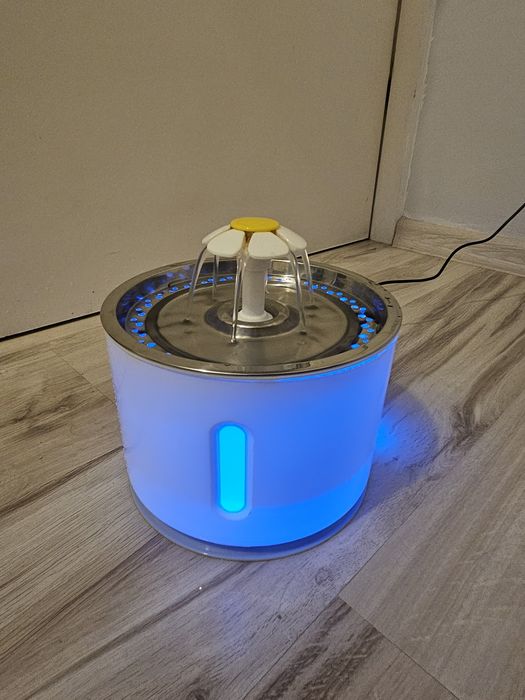 Fontanna dla kotów niebieski LED kwiatek