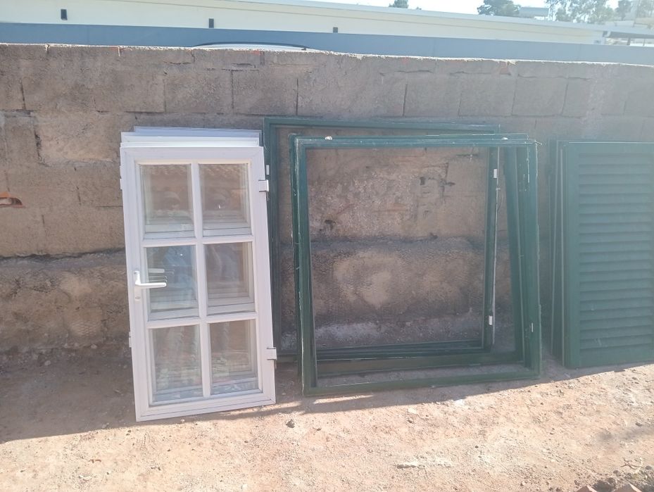 3 janelas e portadas branco e verde