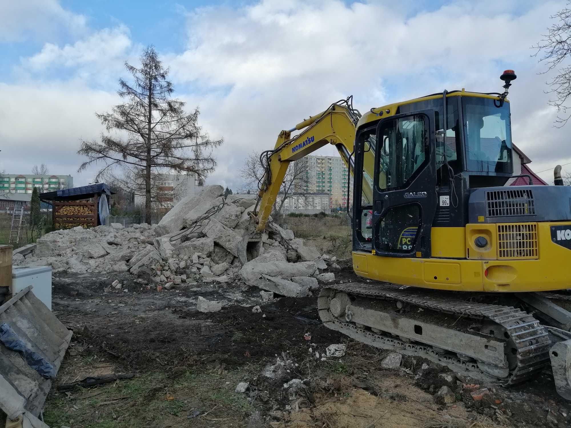 Minikoparka, wywrotka, elka ogrodzeniowa, beton architektoniczny