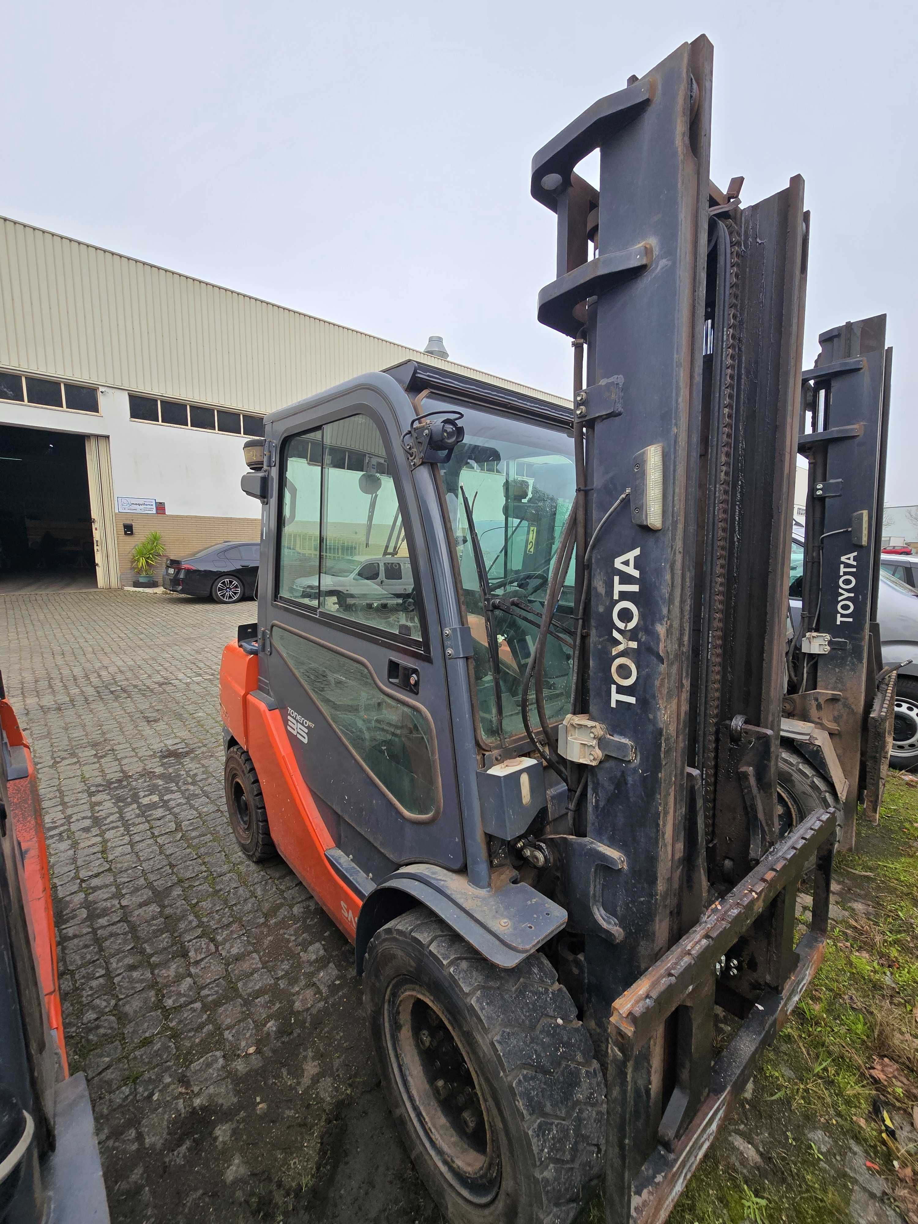 Empilhador toyota Diesel 2.000kgs Ano 2017