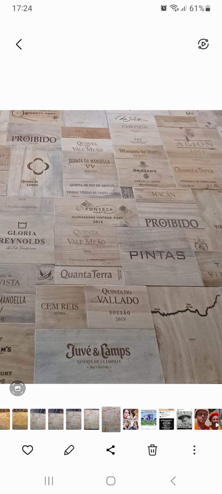 Painel de madeira com caixas vinho