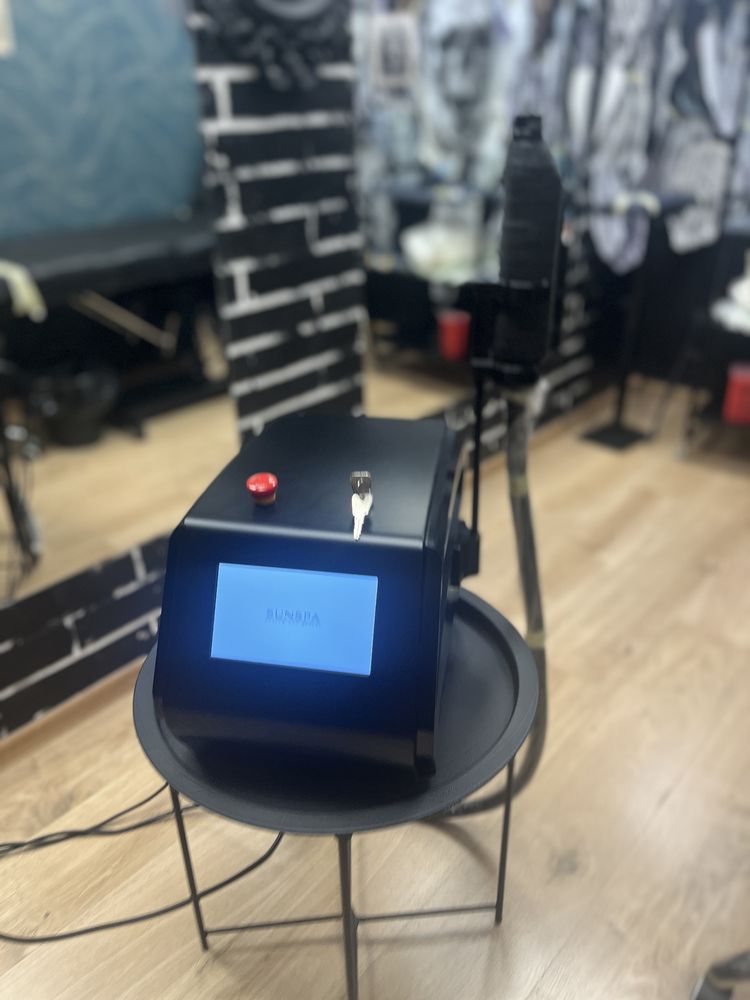 Laser pikosekundowy do uduwania tatuazy