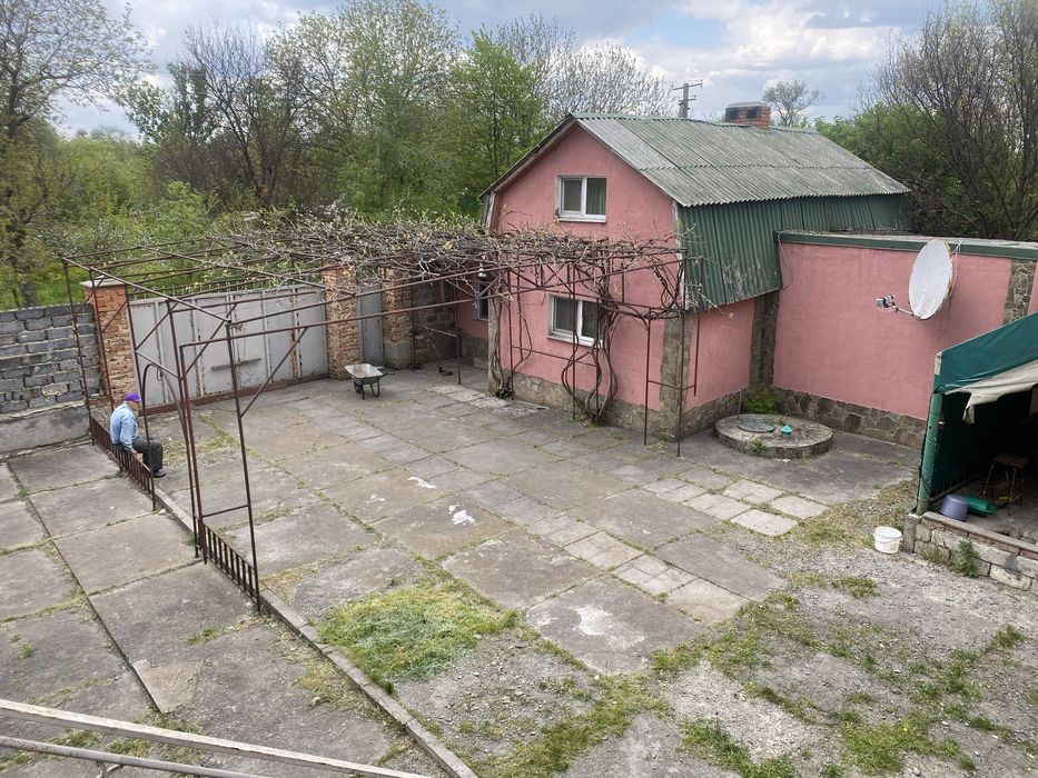 Земельна ділянка 1,05 Га, з будинками, фасад траси, 20 км. від міста.