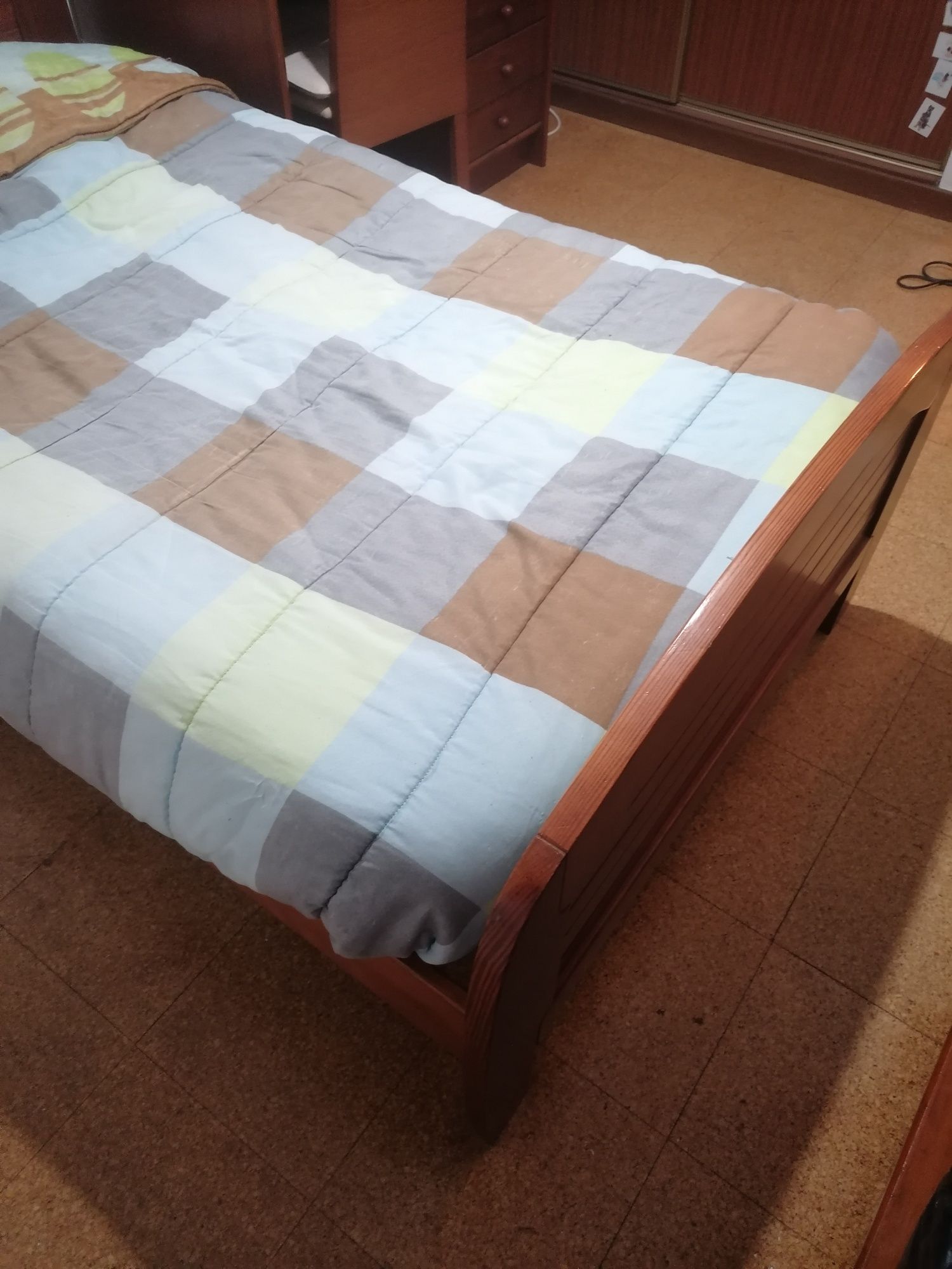 Vendo cama de solteiro e secretária completa