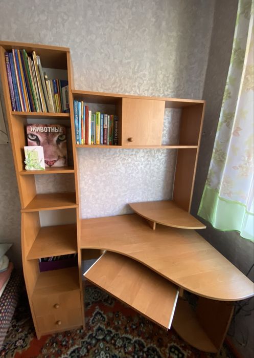 Кутовий стіл з надбудовою та пеналом
