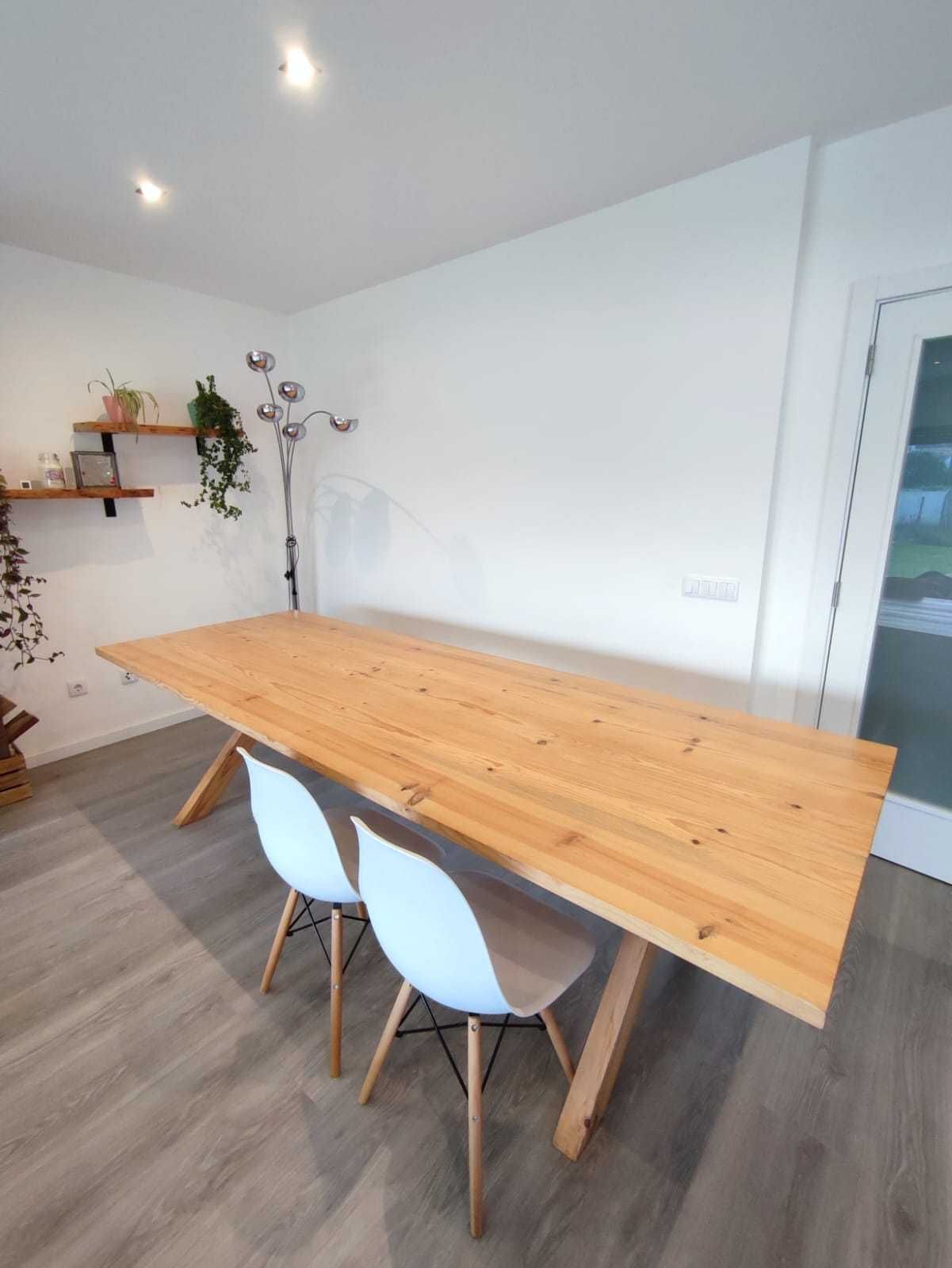 Mesa de jantar de madeira (cabem no mínimo 12 pessoas) - ÓTIMO estado
