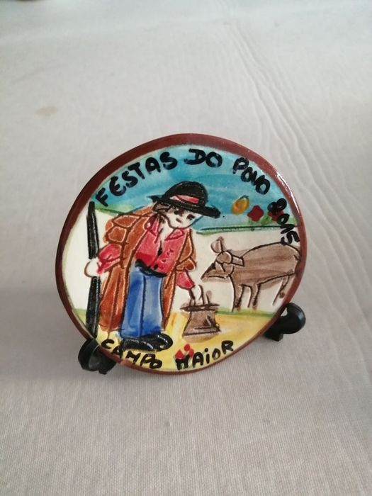 Pequeno prato cerâmico decorativo pintado