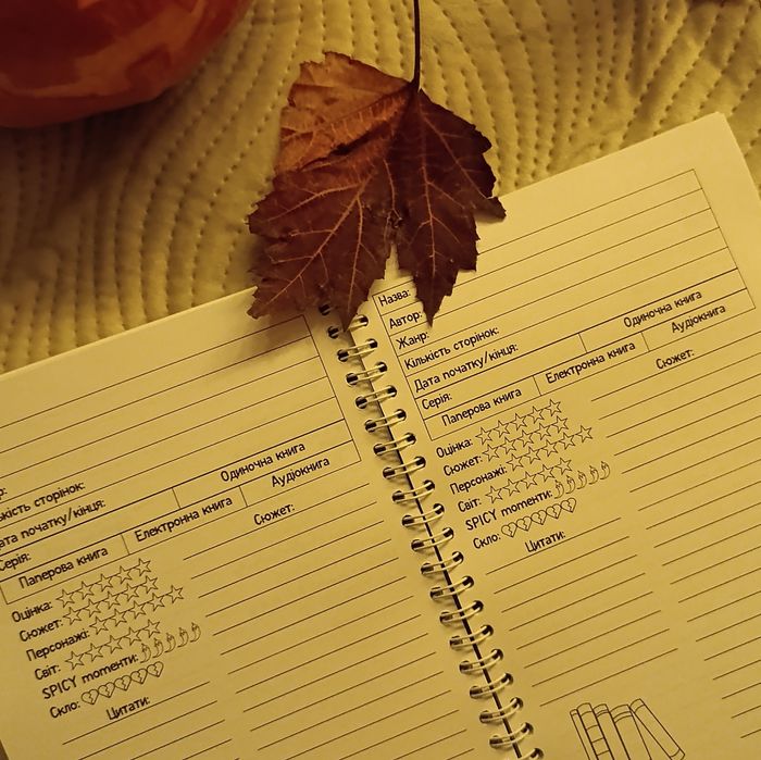 Читацький щоденник на спіральці з глянцевою обкладинкою на 100 книг