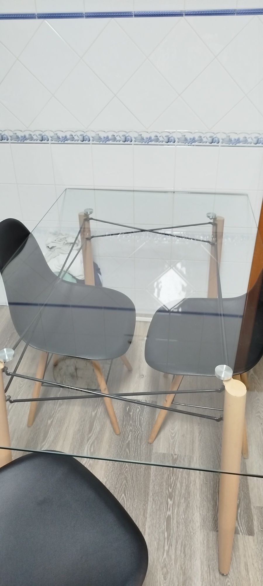 Mesa vidro e madeira com 3 cadeiras