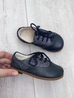 Блискучі туфлі від Clarks