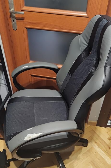 Krzesełko biurowe ,obrotowe , gemingowe .