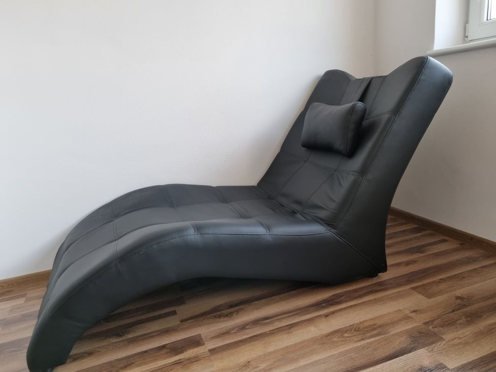 Czarny fotel wypoczynkowy