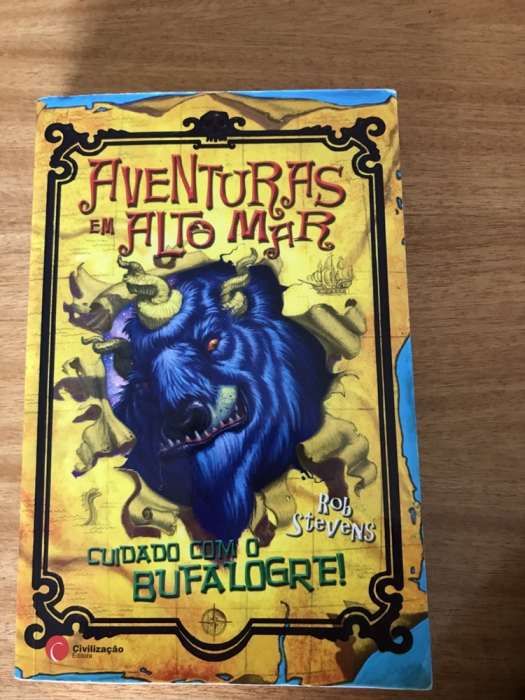 Livro juvenil "Aventuras em alto mar"