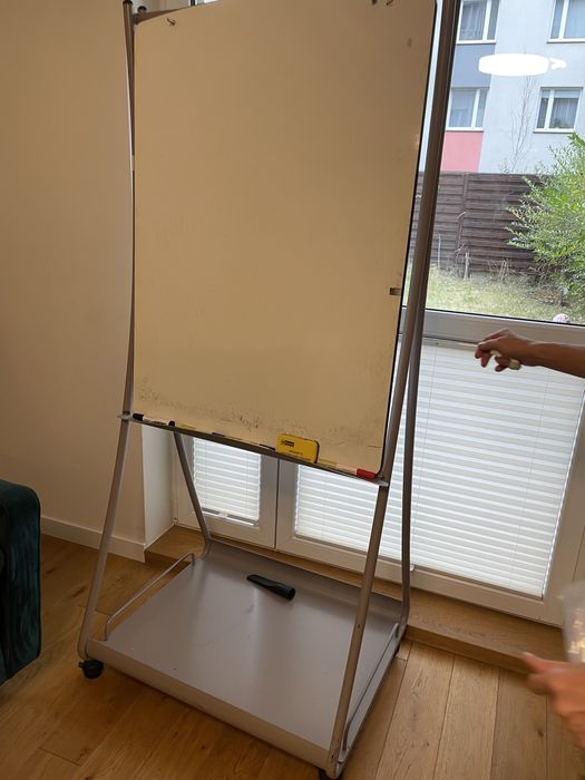 tablica magnetyczna na kółkach
