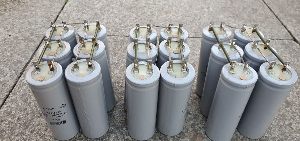 Kondensatory elektrolityczne Elwa 4700uf 63v 6sztuk..