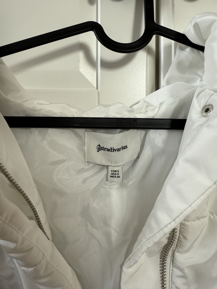 Biała kurtka z kapturem puffer jacket puchowa Stradivarius S